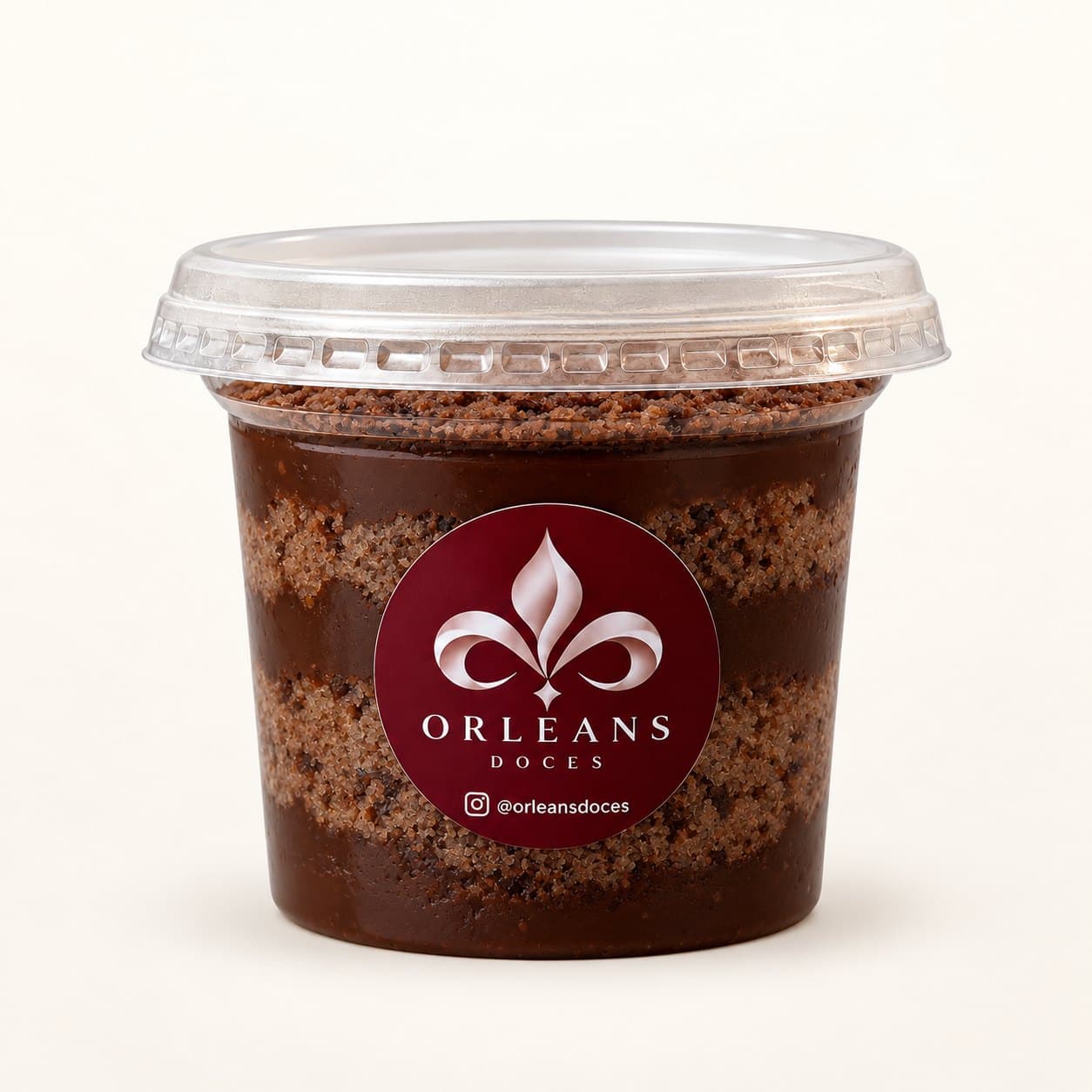 Bolo de pote de chocolate em camadas com o selo da Orleans Doces