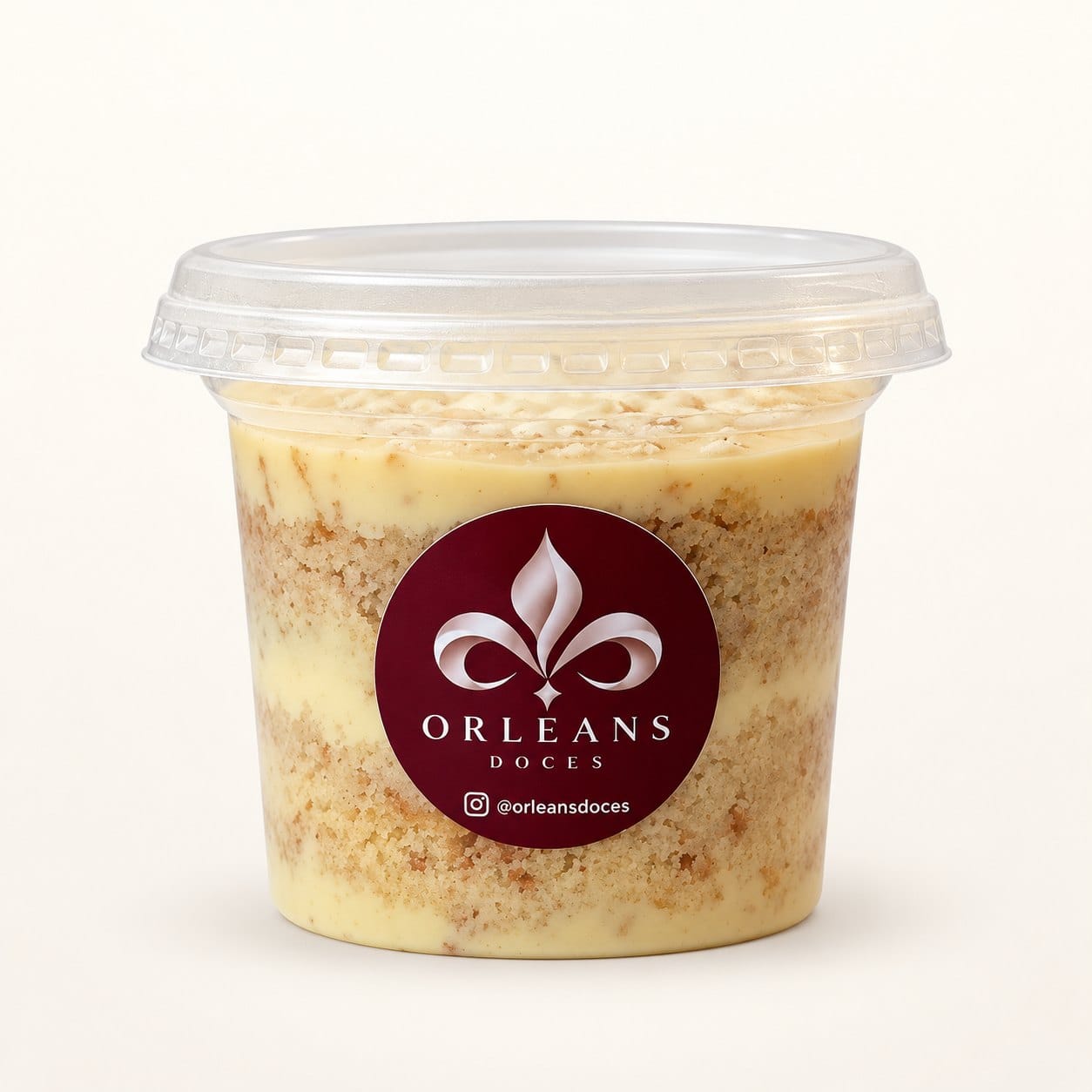 Bolo de pote de creme claro em camadas com o selo da Orleans Doces